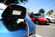 Ein Elektroauto wird aufgeladen. (Bild: Keystone / Urs Flüeler)