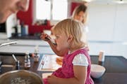 Pro Kind erhalten Eltern eine Kinderzulage von monatlich mindestens 200 Franken. (Bild: Gaëtan Bally/Keystone)
