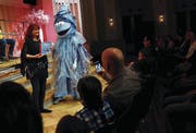 Jolanda Steiner erzählte die liebsten Wintermärchen des Zugiblubbi. (Bild: Werner Schelbert (Zug, 10. Dezember 2017))