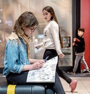 Illustratorin Pascale Küng (28) skizziert ihre Eindrücke im Emmen-Center. (Bild: Nadia Schärli (5. April 2017))