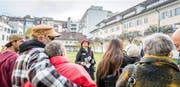 Stadtführerin Ruth Casagrande mit Neuzuzügern im Stadthauspark. Bild: Roger Grütter (Luzern, 29. Oktober 2016)