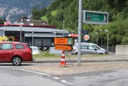 Beim Kreisel in Flüelen werden die Autos Richtung Axenstrasse umgeleitet. (Bild: Elias Bricker (Flüelen, 27. Juli 2017))