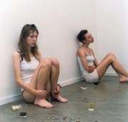 Liesbeth und Angélique Raeven, «Test Room» (2000), Farbfotografie, 101 × 101 cm. Für ein Casting mussten sich acht Models bis auf die Unterwäsche ausziehen und in einem Vorzimmer warten. Sie durften den Raum nicht verlassen und erhielten keine Informationen zum Projekt. (Bild: Migros-Museum für Gegenwartskunst, Zürich)