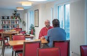 Sein Angebot ist gefragt: Betriebsleiter Urs Wüest im Gespräch mit einem Zihlmatt-Bewohner. (Bild: Pius Amrein (Luzern, 23. Februar 2018))