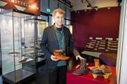 Historische Schuhe aus verschiedensten Epochen zeigt Ulrich Eberli im Zuger Museum für Urgeschichte. Bild: Roger Zbinden (19. November 2016)