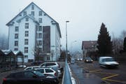 Trotz Nebel und Schatten beliebt bei vielen Firmen: das Gebäude der ehemaligen Spinnerei in Neuägeri. (Bild: Jakob Ineichen (2. Februar 2017))