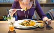 Eine Frau beim Essen in einem veganen Restaurant in der Stadt Luzern. (Bild: Roger Grütter / LZ)