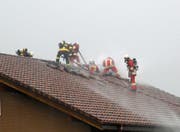 Die Einsatzkräfte der Feuerwehr konnte den Dachstockbrand rasch löschen. (Bild: Kapo Schwyz /Steinerberg, 19. Juli 2017))