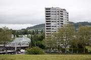Das Aalto-Hochhaus wurde 1968 erbaut, links das Einkaufszentrum Schönbühl. (Bild: Corinne Glanzmann (Luzern, 19. Mai 2017))