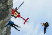 Auch die Rega – hier eine Rettungsübung – musste dieses Jahr bislang weniger oft ausrücken als 2015. (Bild: Keystone/Dominic Steinmann)