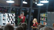Maria Greco (stehend) fesselt die Zuschauer in der Menzinger Bibliothek mit ihren Schilderungen. (Bild: Maria Schmid (12. Januar 2018))