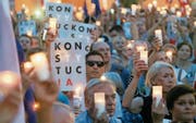 Demonstranten mahnen vor dem Obersten Gericht in Warschau an die Einhaltung der Verfassung. (Bild: Pawel Supernak/EPA (22. Juli 2017))