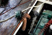 Ein Mechaniker bei der Arbeit im Maschinenraum des MS «Schwan» am letzten Freitag. (Bild Christof Borner-Keller)
