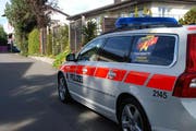 Ein mit dem Kampagnenplakat beschriftetes Polizeifahrzeug fährt durch eine Wohngegend. (Bild Kapo SZ)