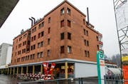 Alle Mieter müssen raus: die Liegenschaft am Gemeindehausplatz 12 im Horwer Dorfzentrum. (Bild: Neue LZ / Roger Grütter)