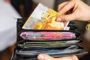 Ein besonders heftiger Fall von Arbeitgeber-Hintergehung hat 2014 für Schlagzeilen gesorgt. Ein Devisenhändler einer Luzerner Bank hat mit Geldern seines Arbeitgebers spekuliert – und damit einen Schaden von über 15 Millionen Franken verursacht. (Bild: Keystone (Symbolbild))