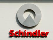 Ein Mitarbeiter des Lift- und Rolltreppenbauers Schindler ist in Tokio freigesprochen worden: Logo des Unternehmens in Ebikon LU. (Bild: KEYSTONE/SIGI TISCHLER)