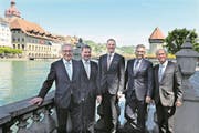 Robert Küng (FDP, links), Marcel Schwerzmann (parteilos), Reto Wyss (CVP), Guido Graf (CVP) und Paul Winiker (SVP) nach dem zweiten Wahlgang auf dem Jesuitenplatz an der Reuss. (Bild: Nadia Schärli (Luzern, 10. Mai 2015))