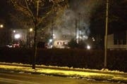 Rauch dringt aus dem Haus in Schenkon. (Bild: Leserreporter Peter Meier)