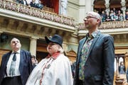 Michael Töngi während seiner gestrigen Vereidigung im Nationalratssaal des Bundeshauses. (Bild: Peter Kalunzer/ Keystone (12. März 2018))