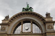 Wer in diesen Tagen die Uhrzeit an der Bahnhofsuhr am Torbogen ablesen will, dem ragt nur ein weisses Ziffernblatt entgegen. (Bild: nop / luzernerzeitung.ch)