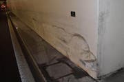 Die Beschädigungen der Tunnelwand. (Bild: Luzerner Polizei)