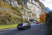 Verkehr auf der Axenstrasse: An der neuen Linienführung und Ausgestaltung der Strasse wird nichts geändert. (Bild PD)