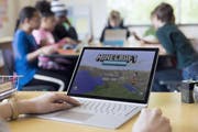 Populäre Spiele wie «Minecraft» haben teils spezielle Versionen, mit denen Kinder im Unterricht lernen können. (Bild: Microsoft)