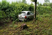 Dieses Auto ist auf regennasser Fahrbahn gerutscht und landete in der Böschung. (Bild: Zuger Polizei)
