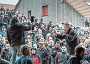 Der Luzerner Gantrufer Bruno Furrer trieb die Preise in die Höhe. Rund 3000 Besucher kamen zur Versteigerung. (Bild: Pius Amrein (Ruswil, 25. März 2017))
