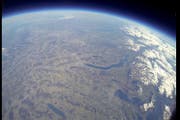 Blick auf Zürich mit dem Zürichsee, unten die Zentralschweiz. (Bild: Alex Speerli)