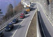 Die Kolonne vor dem Nordportal. (Bild: Webcam AfBN)