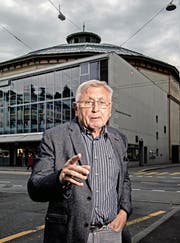 Jirí Menzel gestern beim Fototermin in Luzern. Er berichtete uns auch, wie er nach der russischen Invasion in der damaligen Tschechoslowakei noch einen seiner berühmtesten Filme fertigstellte. Bild: Nadia Schärli