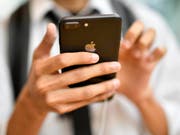 Die häufigsten Suchanfragen in der Schweiz bei Google betrafen das iPhone 8. (Bild: KEYSTONE/EPA/FRANCK ROBICHON)