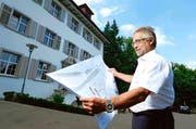 So schauen die Pläne aus: Paul Langenegger vor dem Wettingerhaus auf dem Campus der Schule. (Bild: Stefan Kaiser / Neue ZZ)