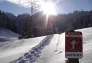 Eines der Hinweisschilder auf den Schneeschuh-Trail bei Luthern. (Bild pd)