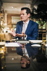 Maudet beim Gespräch im Zürcher Nobelhotel Baur au Lac. (Bild: Remy Steiner/Freshfocus (Zürich, 16. August 2017))
