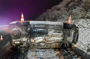Nach einem Überholmanöver auf der Autobahn landete dieses Auto auf der Seite. (Bild: Luzerner Polizei)
