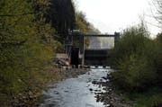 Die Sarneraa soll auch unterhalb des Wichelsees (im Bild das Stauwehr) ausgebaut werden. (Archivbild Adrian Venetz)