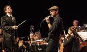 Jazzsänger Andreas Schaerer und das Lucerne Festival Orchestra mit Dirigent Mariano Chiacchiarini. (Bild: Priska Ketterer/LF (25. November 2017))