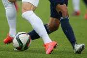 Beim Fussball darf sehr wohl gekämpft werden. Aber nur nach den Regeln der Kunst und um den Ball. (Bild: Philipp Schmidli / Neue LZ)