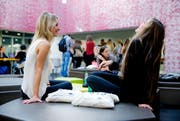 Giargia Fontana (links) und Fabia Ottaviani beim Semesterstart am Montag an der Universität Luzern. (Bild Philipp Schmidli)