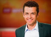 Moderator Jann Billeter präsentiert die WM-Übertragungen direkt aus dem Olympiastadion in London und liefert Stimmen der Athleten. (Bild: SRF)