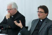 Bischof Felix Gmür: «Die Pfarrei-Initiative spricht Fragen an, welche die eigene Verantwortung betreffen», links Markus Büchel, Vizepräsident der Schweizerischen Bischofskonferenz. (Bild: Keystone)