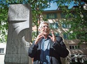 Peter von Matt beim Brunnen, den Max Frisch 1967 den namenlosen Opfern der Geschichte gewidmet hat. (Bild: Ralph Ribi (Zürich, 15. Mai 2017))