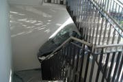 Das Auto kam erst im Treppenhaus zum Stillstand. (Bild: Zuger polizei)