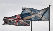 Die britische (links) und die schottische Flagge wehen im Winde. (Bild: Andy Rain / EPA (London, 13. März 2017))