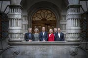 Der neue Luzerner Stadtrat mit Adrian Borgula (Grüne), Franziska Bitzi (CVP), Stadtpräsident Beat Züsli (SP), Manuela Jost (GLP), Stadtschreiber Toni Göpfert und FDP-Vertreter Martin Merki (von links nach rechts). (Bild: Pius Amrein (Luzern, 27. November 2016))
