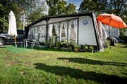 «Würde uns jemand eine Wohnung schenken, wir würden ablehnen.» Renate, René und ihr kleines Reich auf dem Lido-Campingplatz. Hier ist seit rund acht Jahren ihr Lebensmittelpunkt – und hier bleiben sie nun für immer. (Bild: Pius Amrein / Neue LZ)