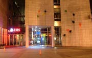 Die verschmutzte Fassade der UBS in Zug nach dem Farbanschlag. (Bild Zuger Polizei)